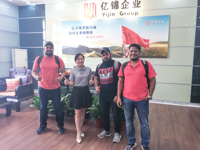 迪拜膜結構車棚案例與客戶合影